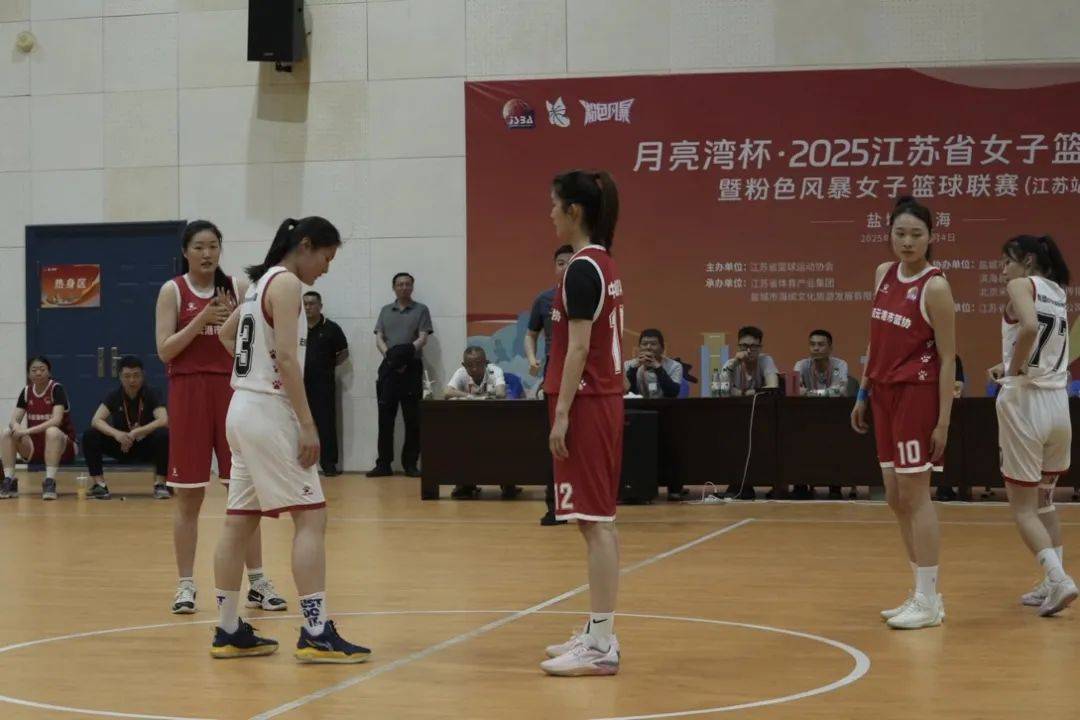 女子篮球联赛首轮比赛激烈展开，球员表现亮眼的简单介绍