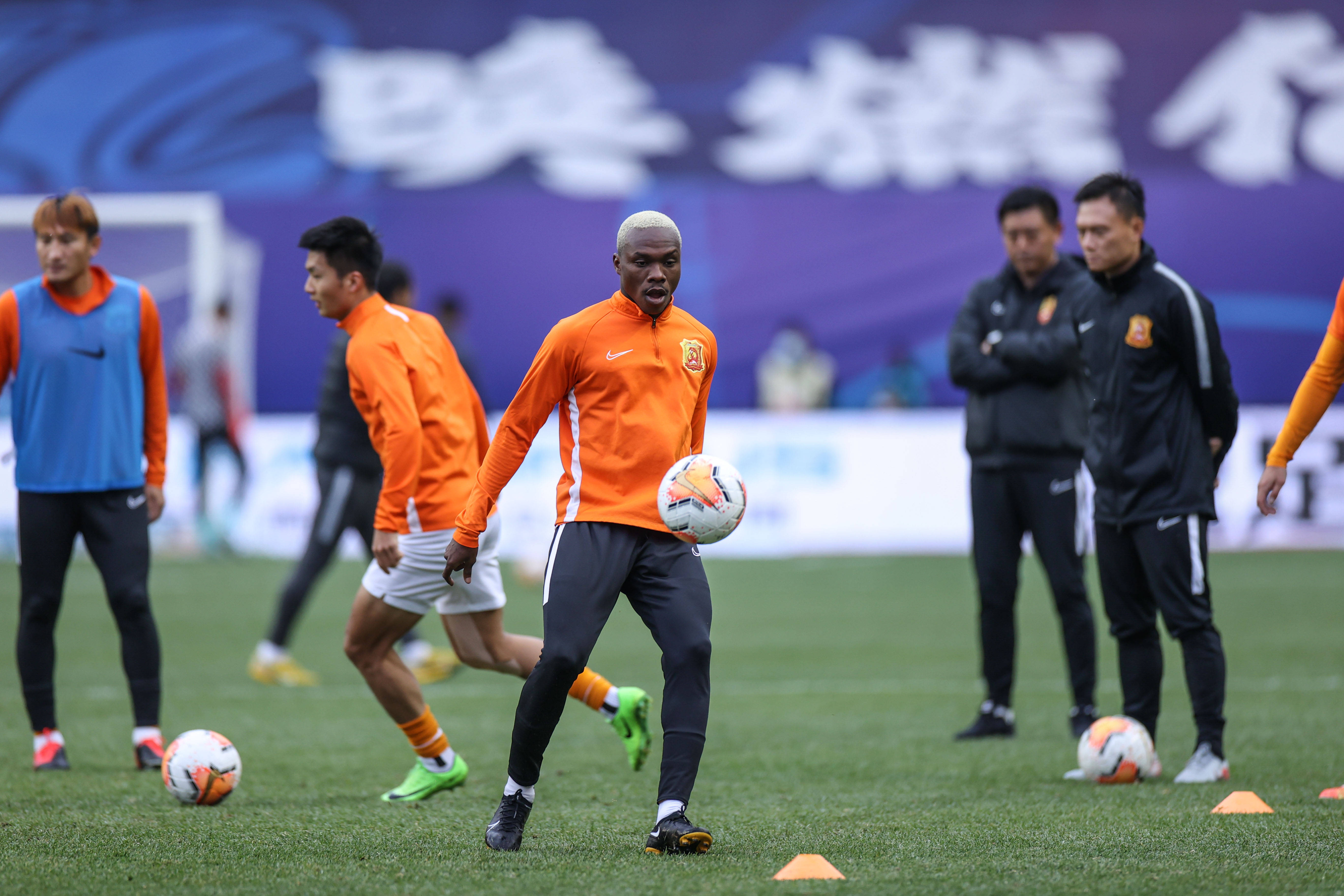 青岛黄海主场击败武汉卓尔，豪取三分